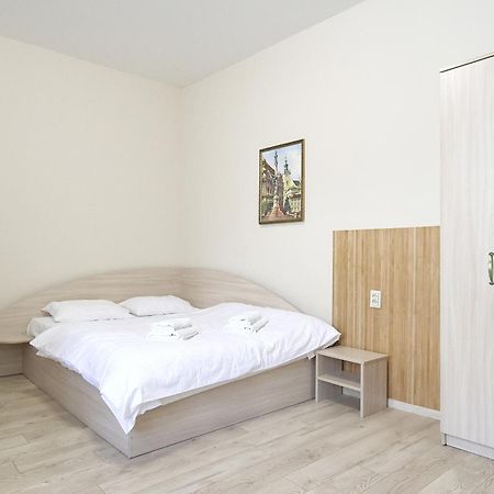 Buk Apartments On Doroshenka 25 Lviv Buitenkant foto